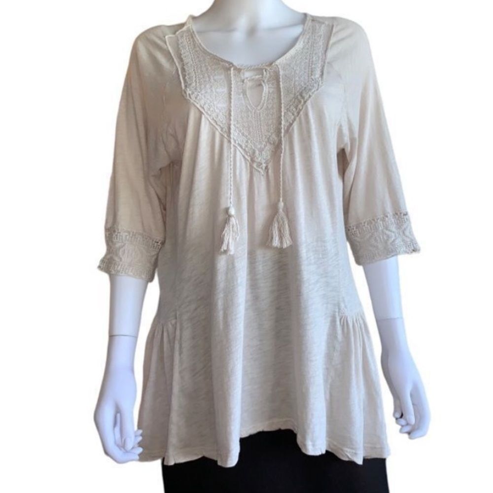 XCVI woman. bohemian. crochet detail.  cotton blend. tassels. Hi-low. Shirt S